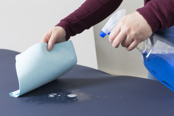 Gymna desinfecteerbare hoes behandeltafel schoonmaken